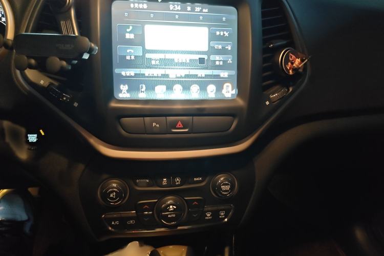 Used Jeep Cherokee 2017 2.4L Leading Smart Edition Audio And AC Panel