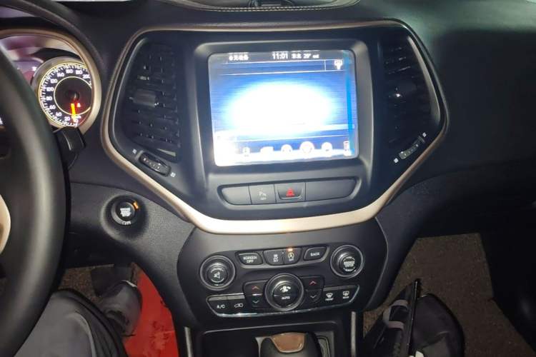 Used Jeep Cherokee 2017 2.4L Leading Smart Edition Audio And AC Panel