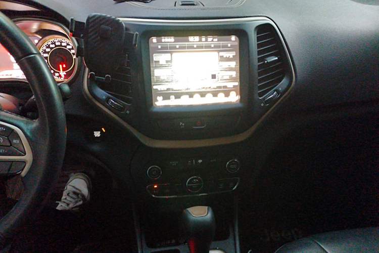 Used Jeep Cherokee 2017 2.0L Superior Edition Audio And AC Panel