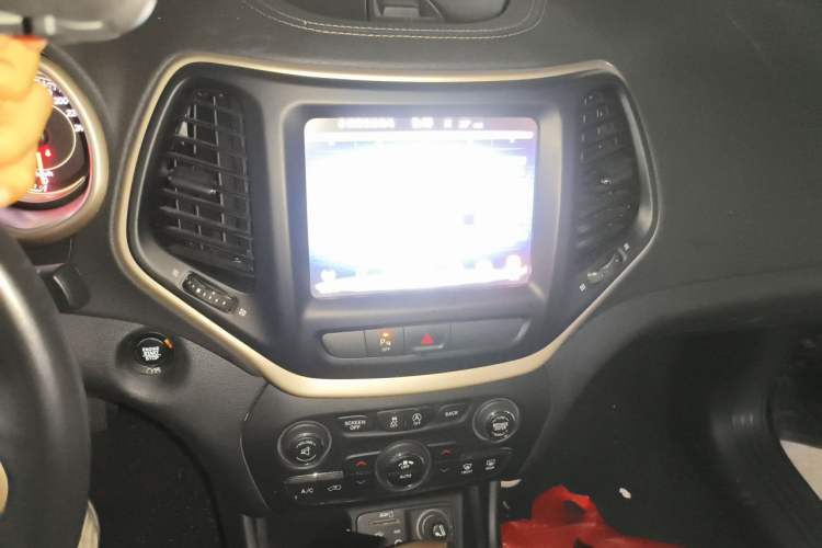 Used Jeep Cherokee 2017 2.0L Superior Edition Audio And AC Panel