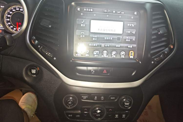 Used Jeep Cherokee 2017 2.4L Leading Smart Edition Audio And AC Panel