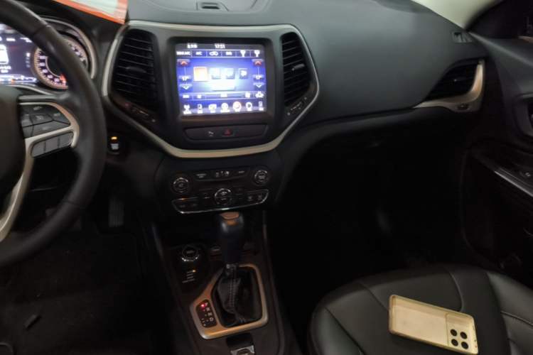 Used Jeep Cherokee 2017 2.4L Excellence Edition Audio And AC Panel