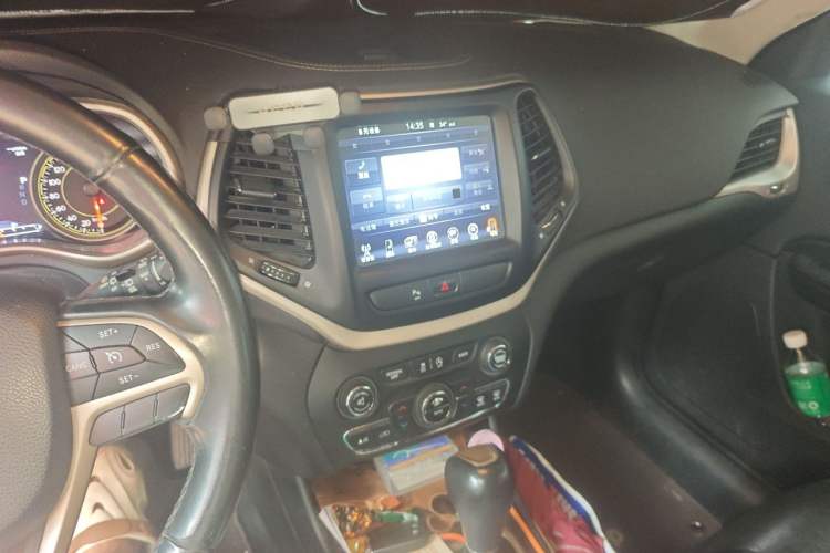 Used Jeep Cherokee 2017 2.0L Superior Edition Audio And AC Panel
