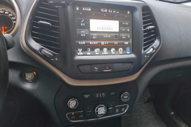 Used Jeep Cherokee 2017 2.0L Superior Edition Audio And AC Panel