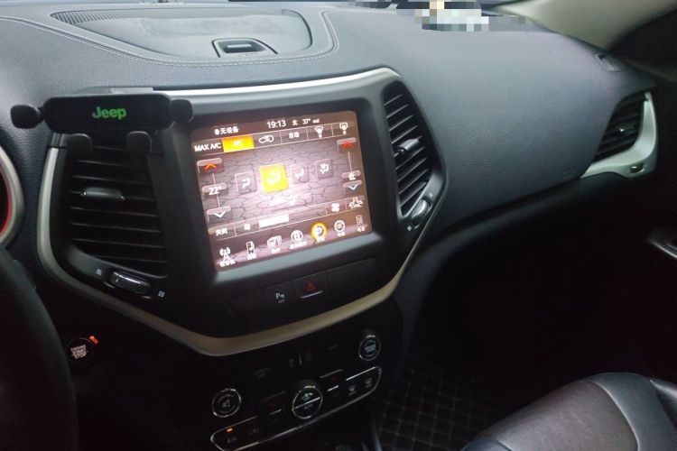 Used Jeep Cherokee 2017 2.0L Superior Edition Audio And AC Panel