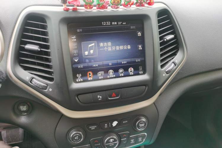 Used Jeep Cherokee 2017 2.0L Superior Edition Audio And AC Panel