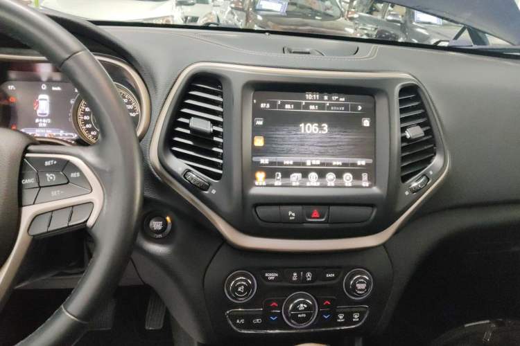 Used Jeep Cherokee 2017 2.0L Superior Edition Audio And AC Panel