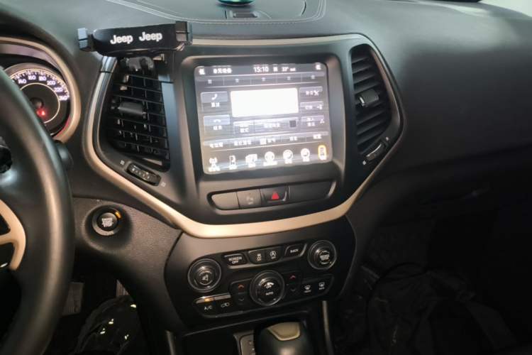 Used Jeep Cherokee 2017 2.0L Superior Edition Audio And AC Panel