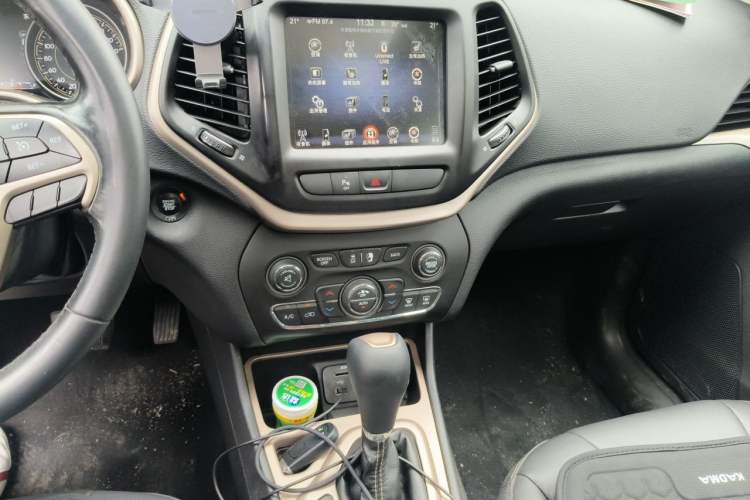 Used Jeep Cherokee 2017 2.0L Superior Edition Audio And AC Panel