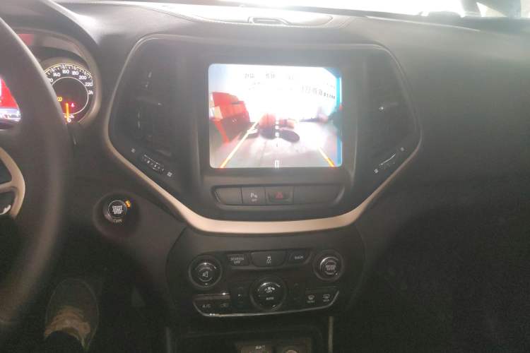 Used Jeep Cherokee 2017 2.0L Superior Edition Audio And AC Panel