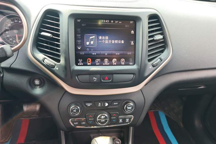 Used Jeep Cherokee 2017 2.0L Superior Edition Audio And AC Panel