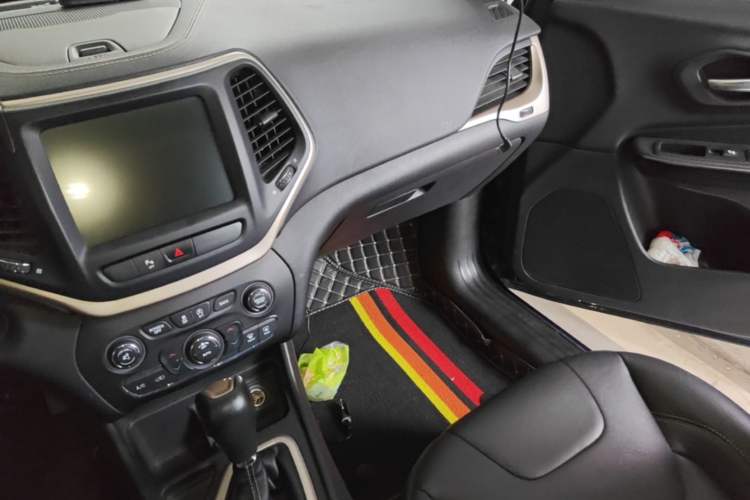 Used Jeep Cherokee 2017 2.0L Superior Edition Audio And AC Panel