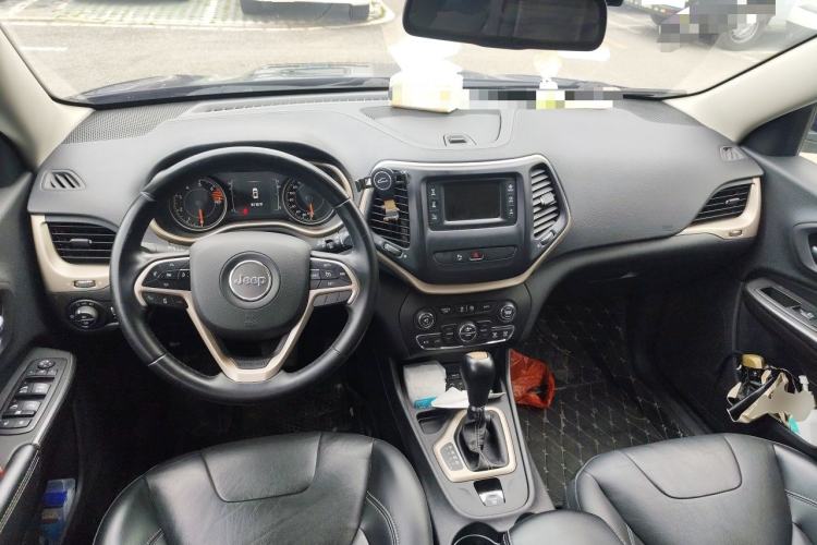 Used Jeep Cherokee 2017 2.4L Leading Edition Center Console