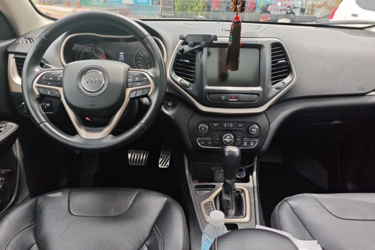 Used Jeep Cherokee 2017 2.4L Leading Smart Edition Center Console