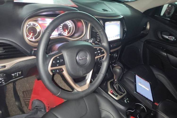 Used Jeep Cherokee 2017 2.4L Leading Smart Edition Center Console
