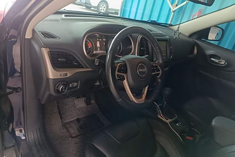 Used Jeep Cherokee 2017 2.0L Superior Edition Center Console