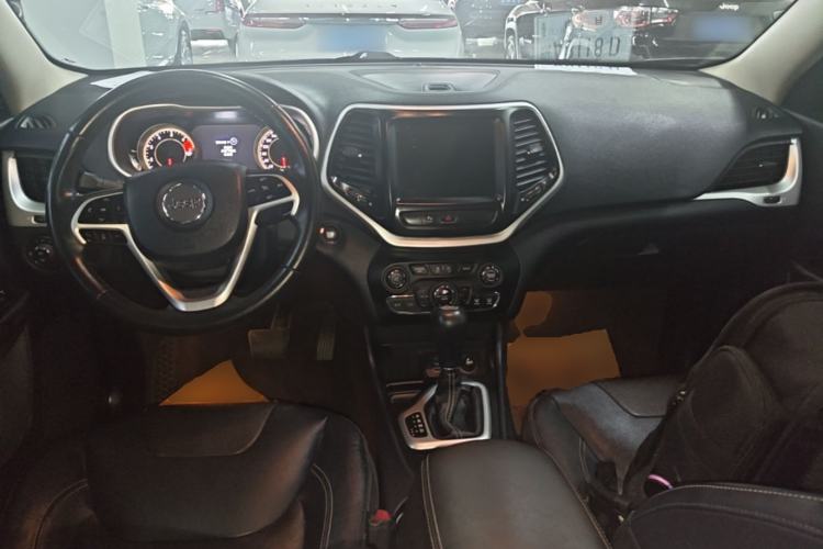 Used Jeep Cherokee 2017 2.4L Leading Smart Edition Center Console
