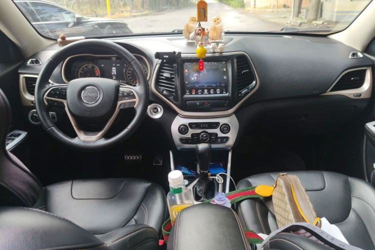 Used Jeep Cherokee 2017 2.4L Leading Smart Edition Center Console