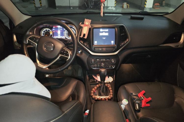 Used Jeep Cherokee 2017 2.4L Leading Smart Edition Center Console
