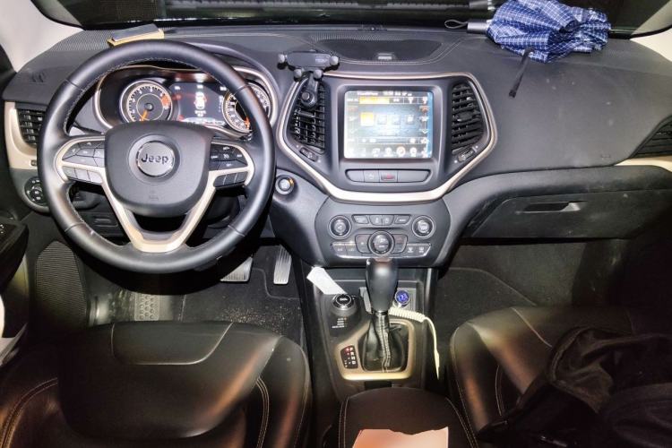 Used Jeep Cherokee 2017 2.4L Professional Smart Edition Center Console