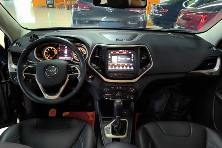 Used Jeep Cherokee 2017 2.0L Superior Edition Center Console
