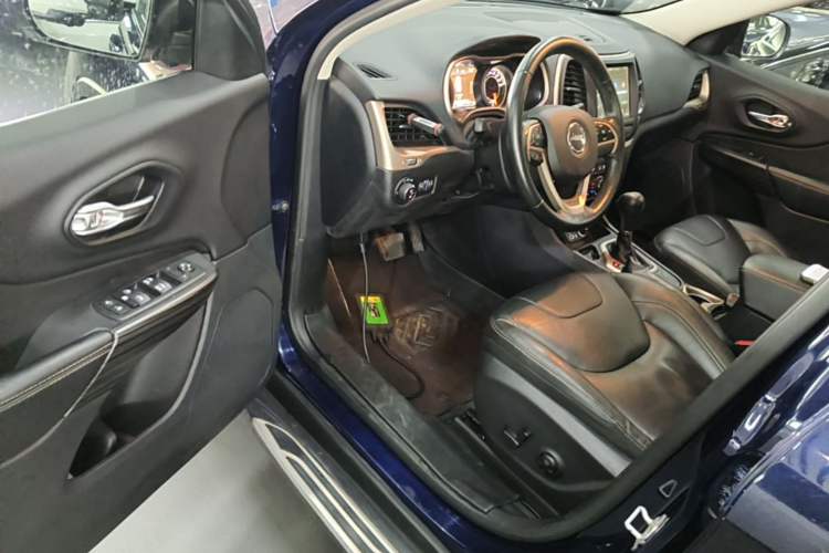 Used Jeep Cherokee 2017 2.0L Superior Edition Driver Seat