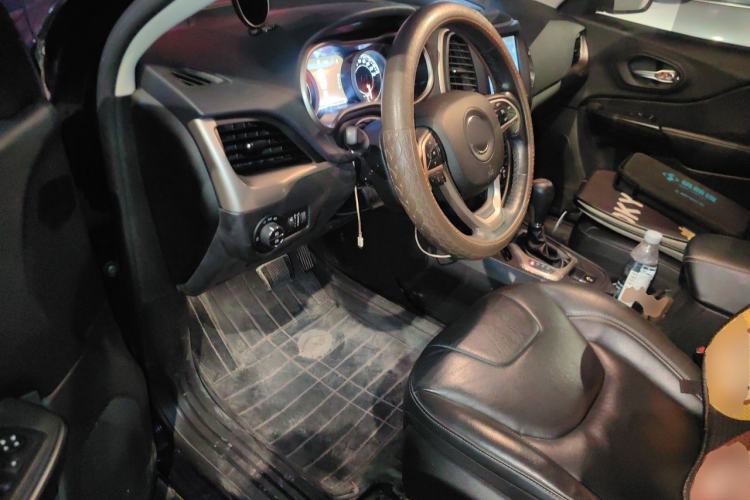 Used Jeep Cherokee 2017 2.0L Superior Edition Driver Seat