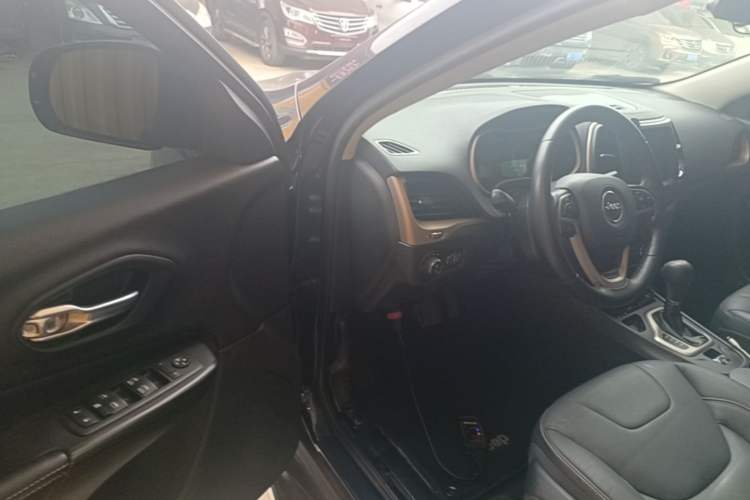 Used Jeep Cherokee 2017 2.0L Superior Edition Driver Seat