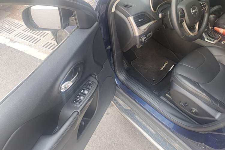 Used Jeep Cherokee 2017 2.0L Superior Edition Driver Seat