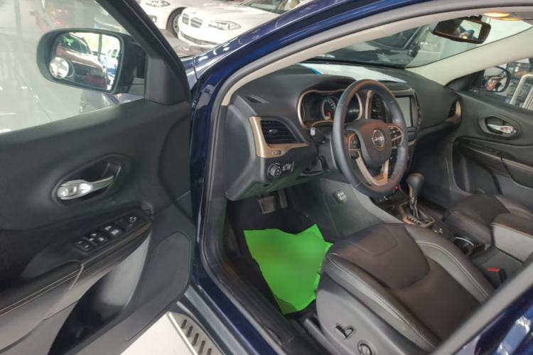 Used Jeep Cherokee 2017 2.0L Superior Edition Driver Seat