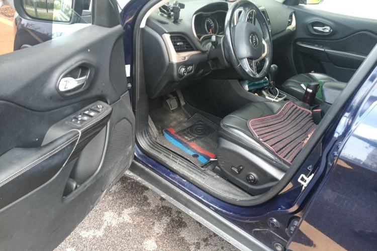 Used Jeep Cherokee 2017 2.0L Superior Edition Driver Seat