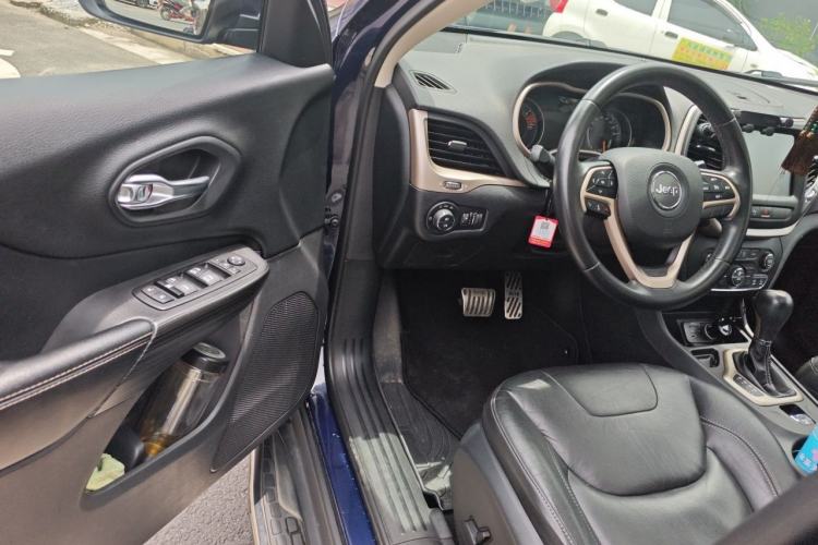 Used Jeep Cherokee 2017 2.4L Leading Smart Edition Driver Seat