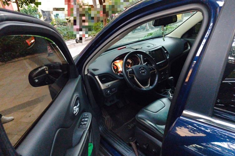 Used Jeep Cherokee 2017 2.0L Superior Edition Driver Seat
