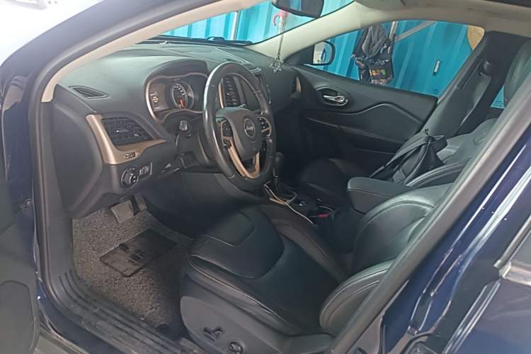 Used Jeep Cherokee 2017 2.0L Superior Edition Driver Seat
