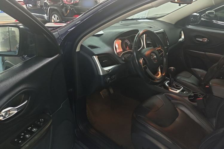 Used Jeep Cherokee 2017 2.4L Leading Smart Edition Driver Seat