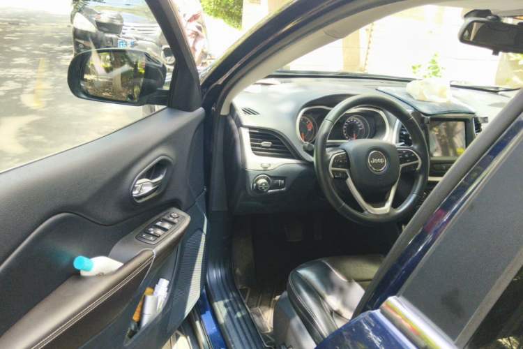 Used Jeep Cherokee 2017 2.4L Professional Smart Edition Driver Seat
