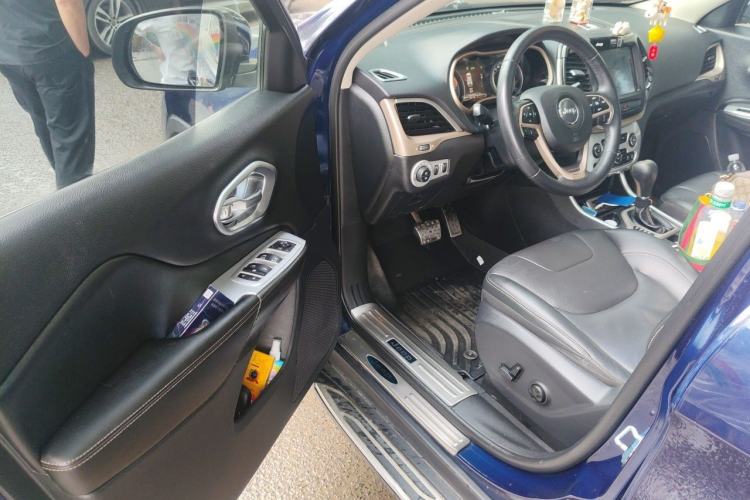 Used Jeep Cherokee 2017 2.4L Leading Smart Edition Driver Seat