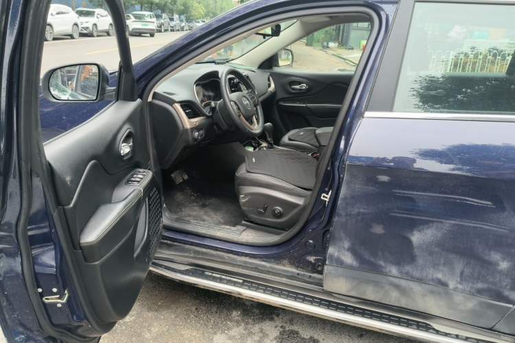 Used Jeep Cherokee 2017 2.0L Superior Edition Driver Seat