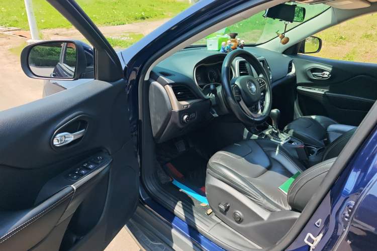 Used Jeep Cherokee 2017 2.0L Superior Edition Driver Seat
