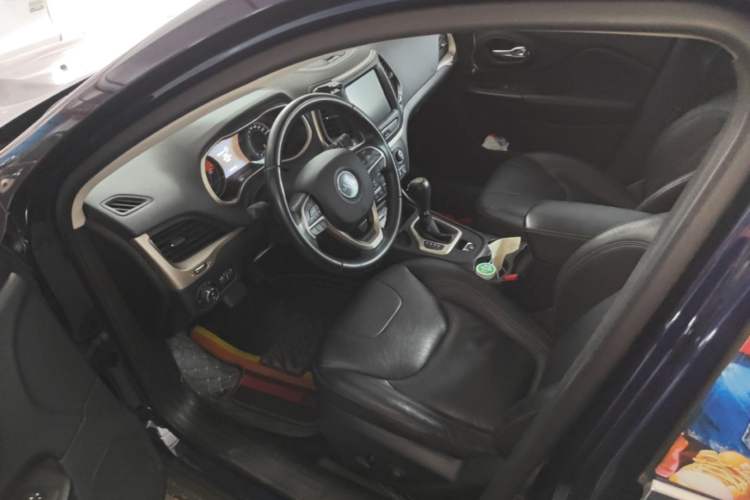 Used Jeep Cherokee 2017 2.0L Superior Edition Driver Seat