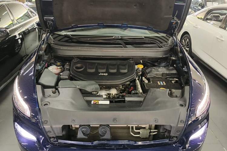 Used Jeep Cherokee 2017 2.0L Superior Edition Engine Bay