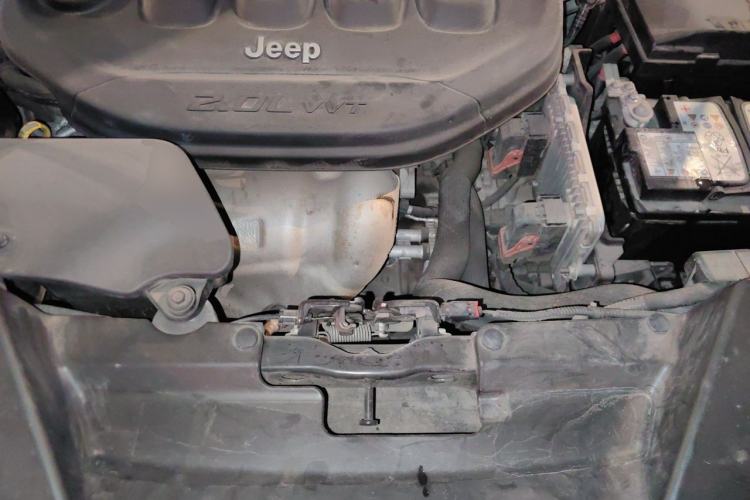 Used Jeep Cherokee 2017 2.0L Superior Edition Engine Bay