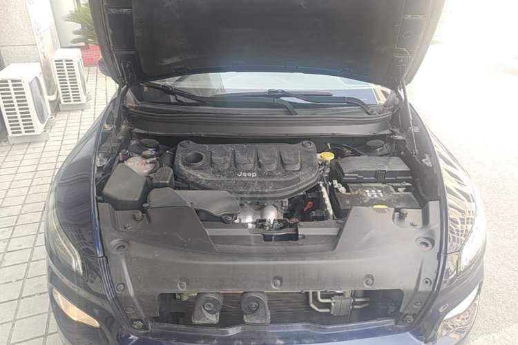 Used Jeep Cherokee 2017 2.0L Superior Edition Engine Bay