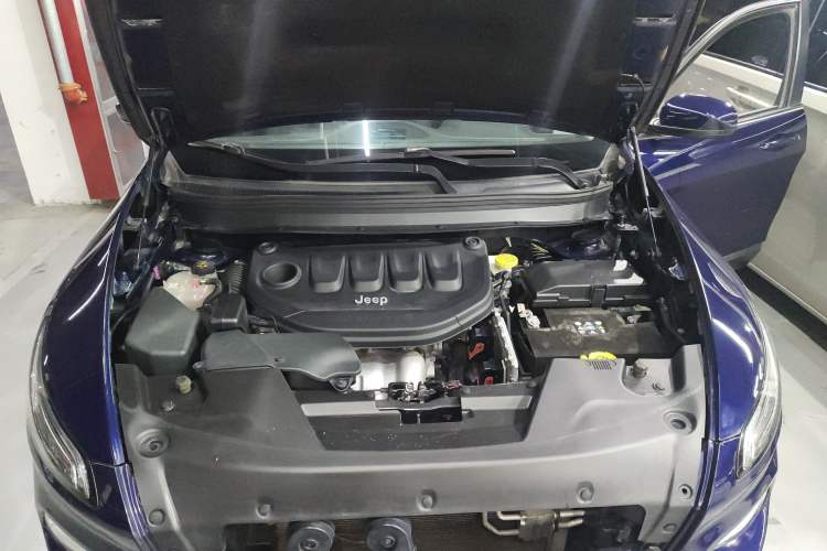 Used Jeep Cherokee 2017 2.0L Superior Edition Engine Bay