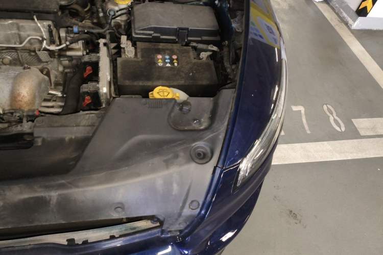 Used Jeep Cherokee 2017 2.4L Leading Edition Engine Bay Left