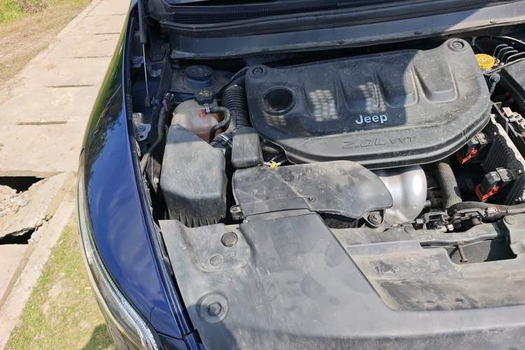 Used Jeep Cherokee 2017 2.0L Superior Edition Engine Bay Right