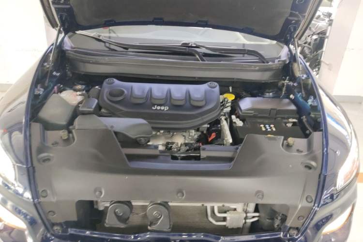 Used Jeep Cherokee 2017 2.0L Superior Edition Engine Bay