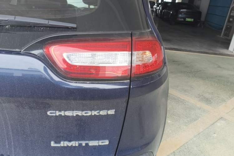 Used Jeep Cherokee 2017 2.0L Superior Edition Exterior 3