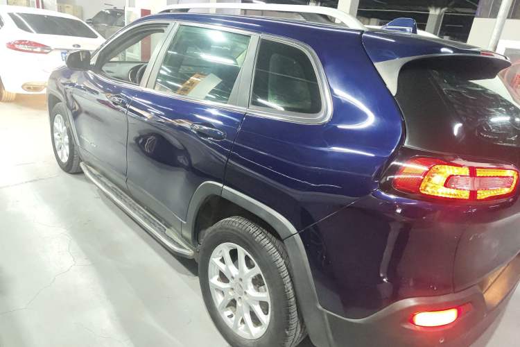Used Jeep Cherokee 2017 2.0L Superior Edition Exterior 3