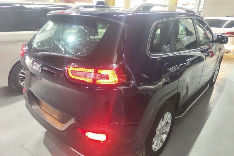 Used Jeep Cherokee 2017 2.0L Superior Edition Exterior 5